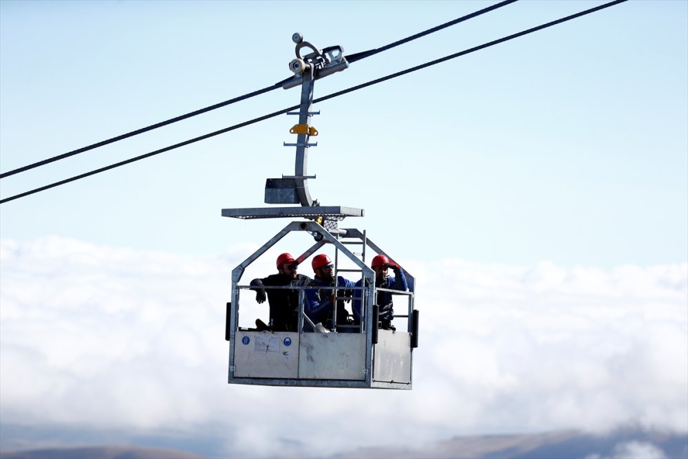 Erciyes'in Zirvesinde, Zorlu Teleferik Mesaisi