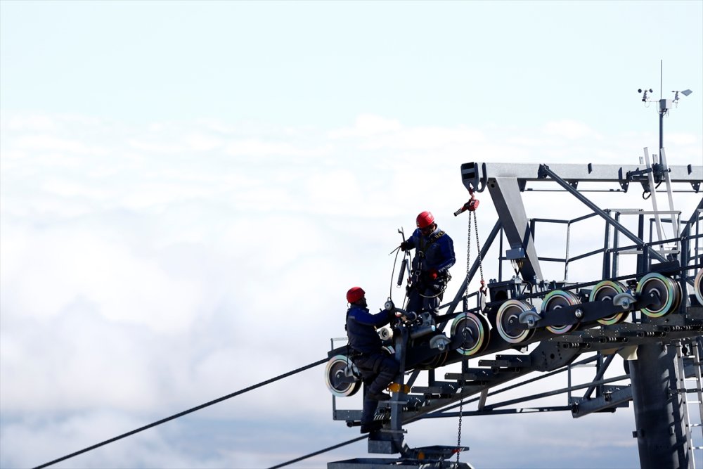 Erciyes'in Zirvesinde, Zorlu Teleferik Mesaisi