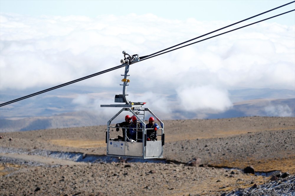 Erciyes'in Zirvesinde, Zorlu Teleferik Mesaisi