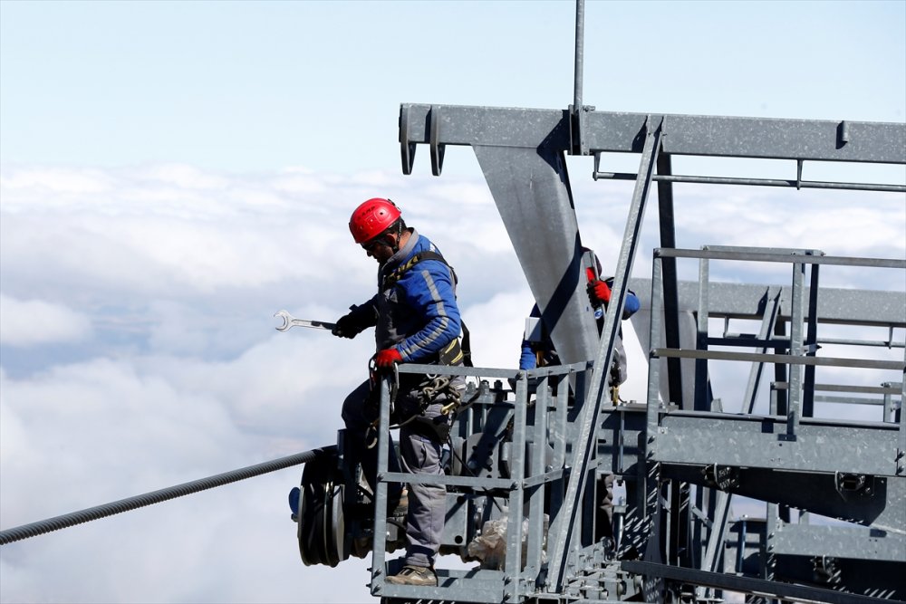 Erciyes'in Zirvesinde, Zorlu Teleferik Mesaisi
