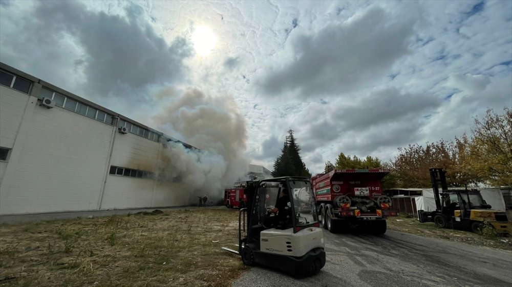 Eskişehir'de Ambalaj Fabrikasında Çıkan Yangına Müdahale Ediliyor