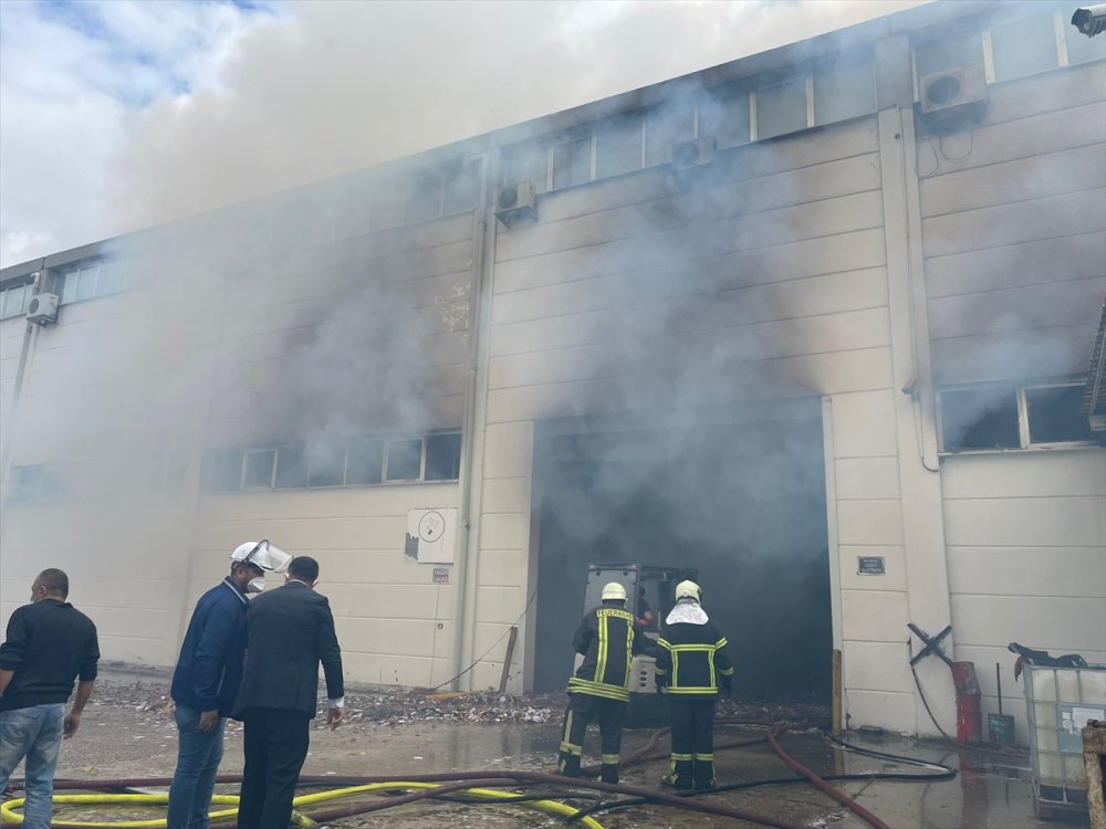 Eskişehir'de Ambalaj Fabrikasında Çıkan Yangına Müdahale Ediliyor