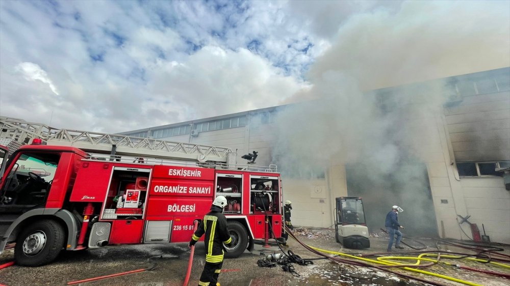 Eskişehir'de Ambalaj Fabrikasında Çıkan Yangına Müdahale Ediliyor