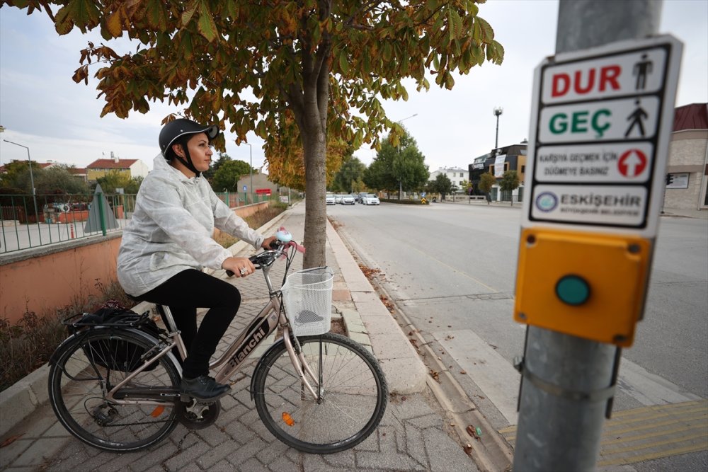 Öğrencilerine Kavuşmak İçin Pedal Çeviriyor