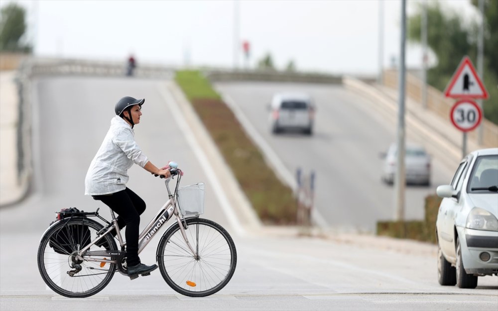 Öğrencilerine Kavuşmak İçin Pedal Çeviriyor