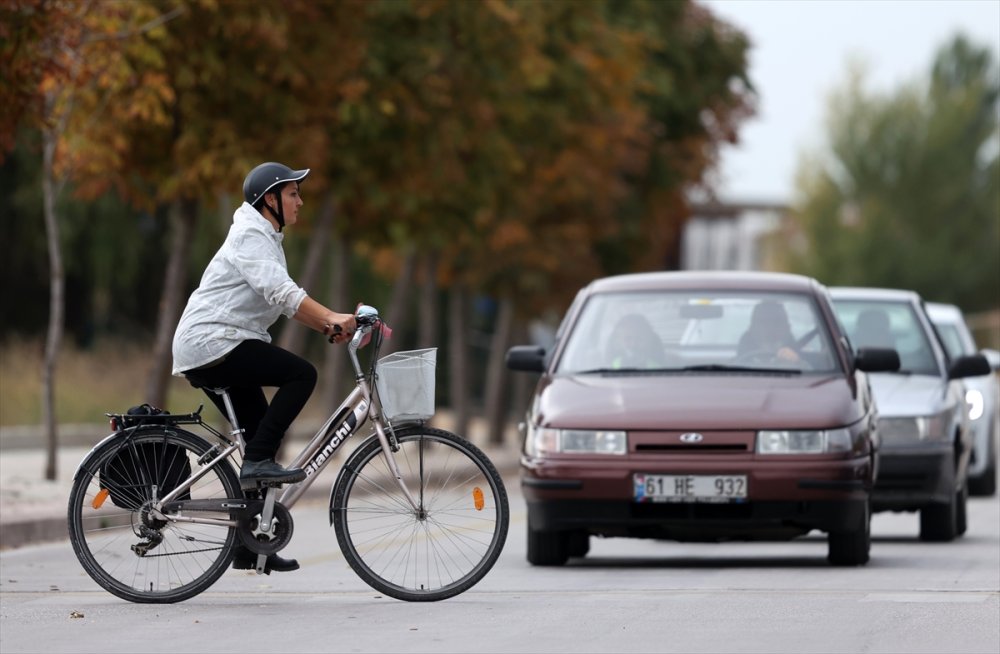 Öğrencilerine Kavuşmak İçin Pedal Çeviriyor