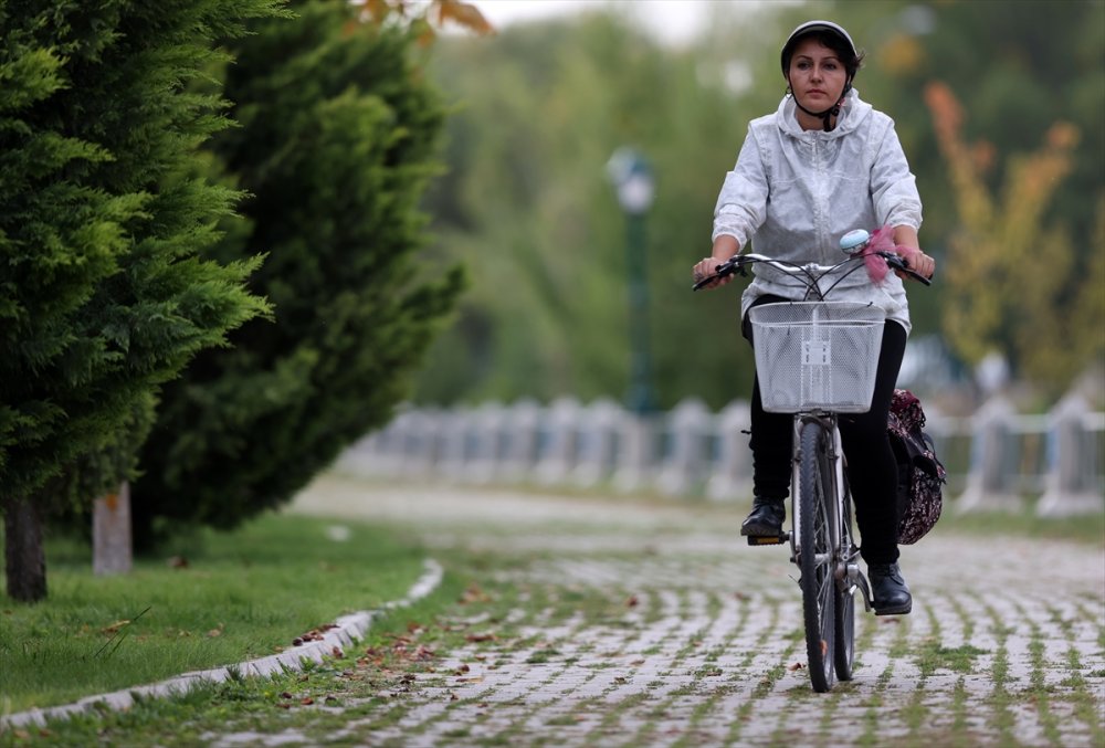 Öğrencilerine Kavuşmak İçin Pedal Çeviriyor