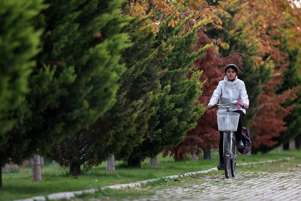 Öğrencilerine Kavuşmak İçin Pedal Çeviriyor
