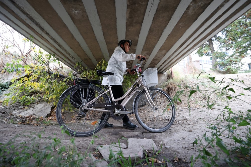 Öğrencilerine Kavuşmak İçin Pedal Çeviriyor