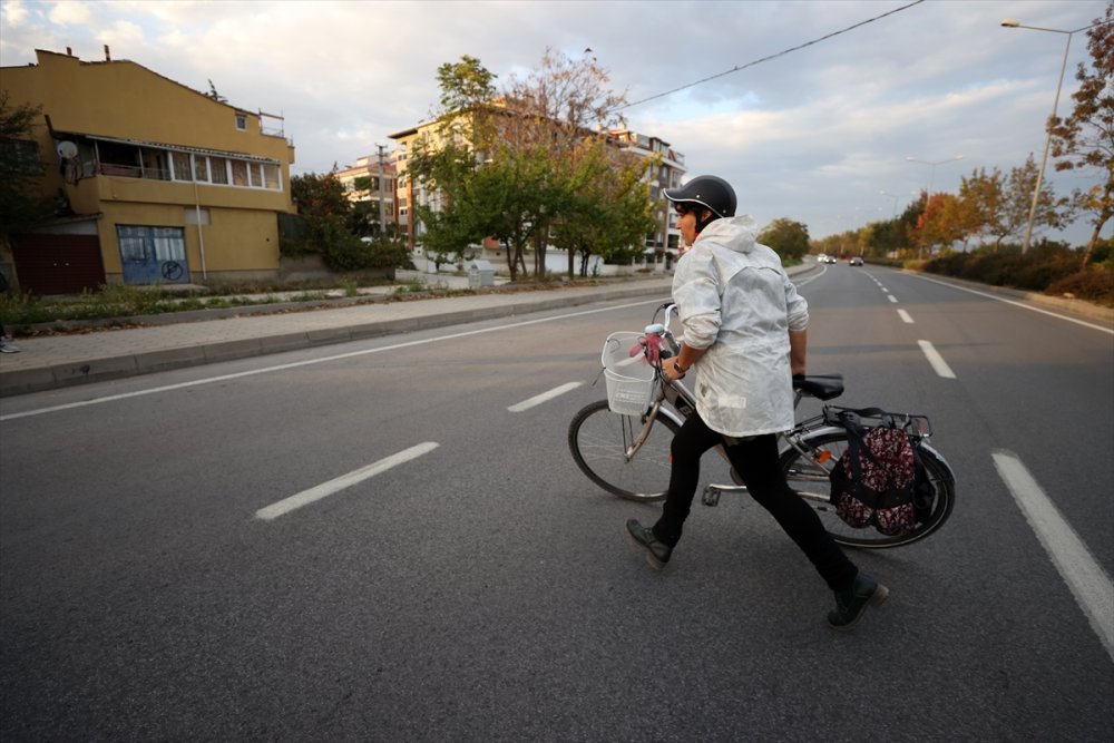 Öğrencilerine Kavuşmak İçin Pedal Çeviriyor
