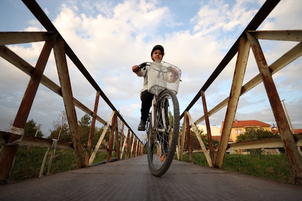 Öğrencilerine Kavuşmak İçin Pedal Çeviriyor