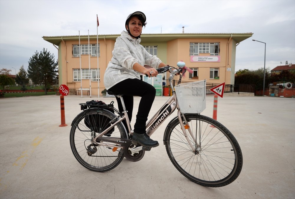 Öğrencilerine Kavuşmak İçin Pedal Çeviriyor