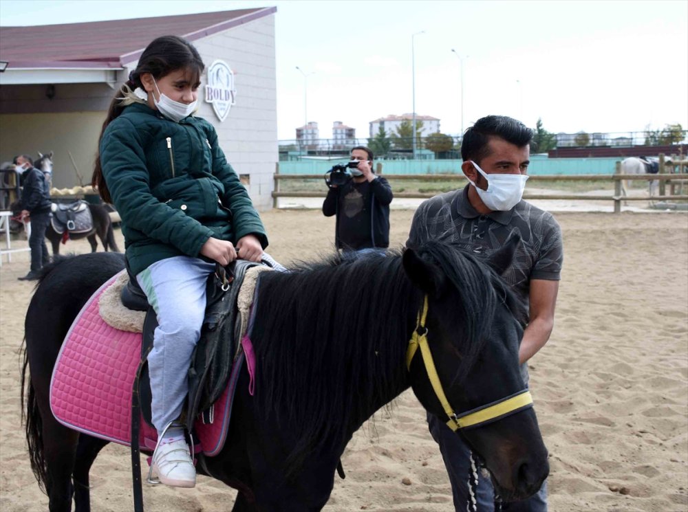 Aksaray'da Engelli Çalışanlar İle Çocuklara "Atla" Terapi
