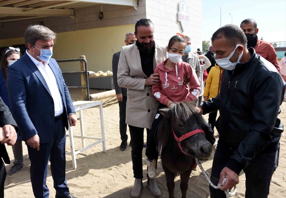 Aksaray'da Engelli Çalışanlar İle Çocuklara "Atla" Terapi