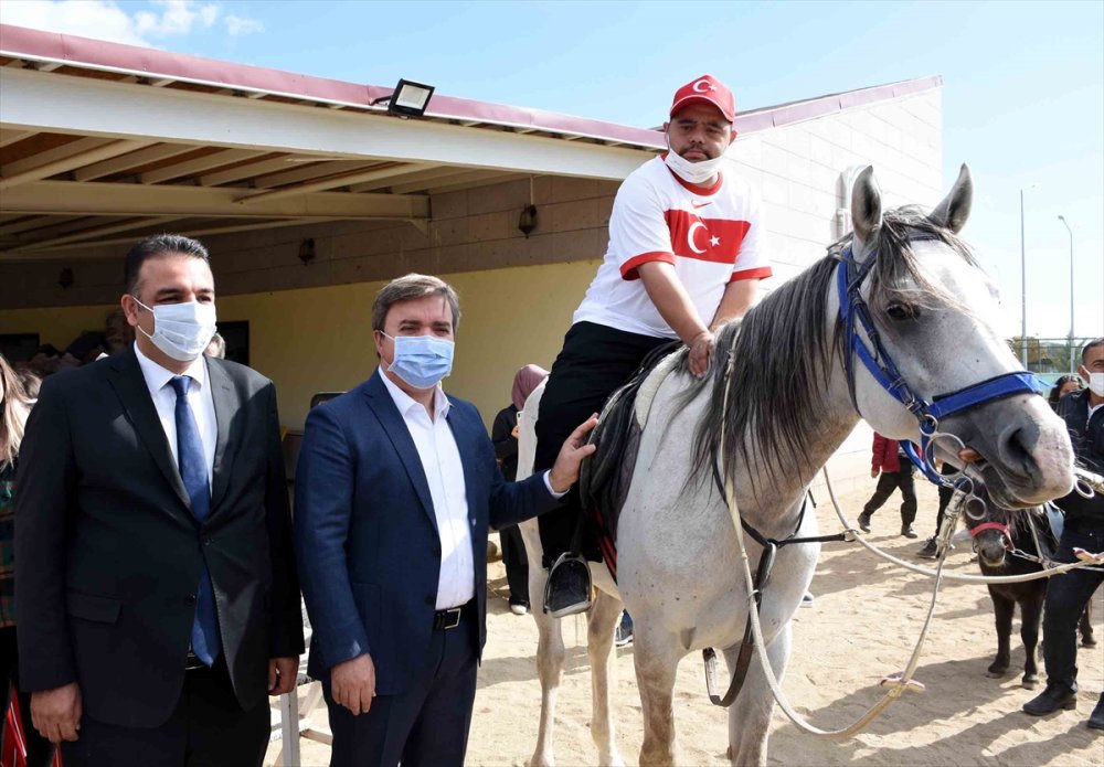 Aksaray'da Engelli Çalışanlar İle Çocuklara "Atla" Terapi