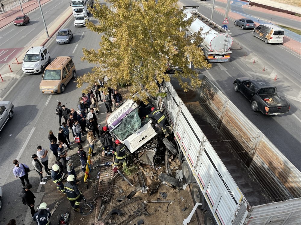 Konya'da Kontrolden Çıkan Tır Üst Geçide Çarptı