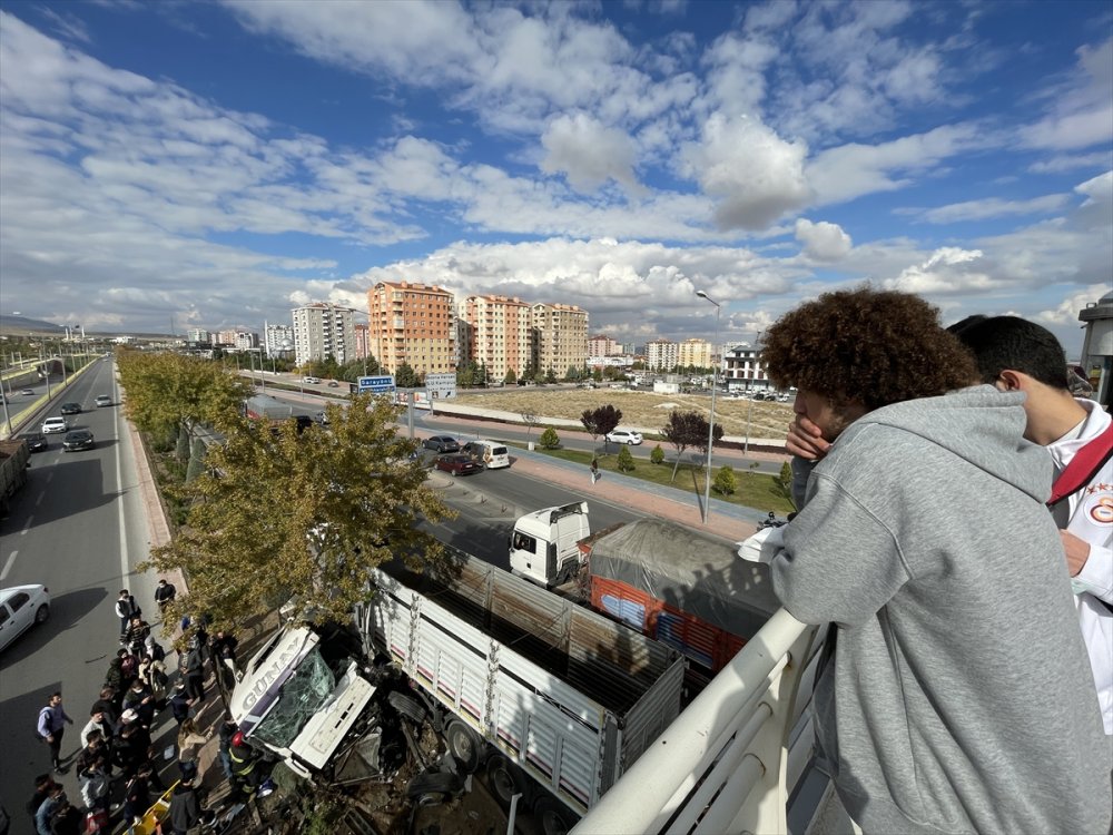Konya'da Kontrolden Çıkan Tır Üst Geçide Çarptı