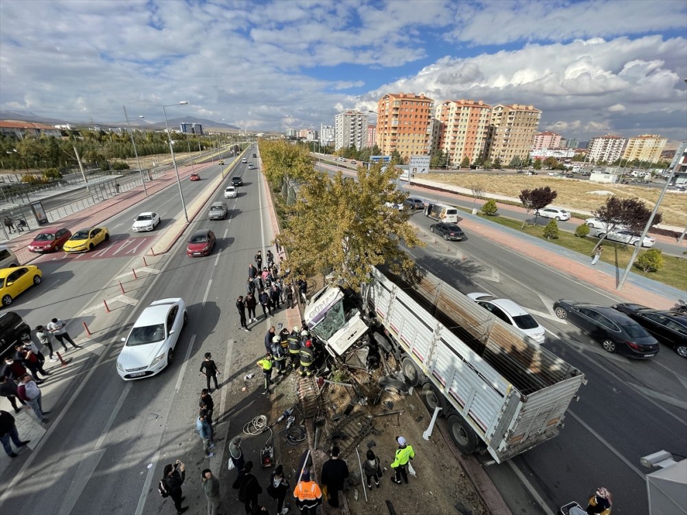Konya'da Kontrolden Çıkan Tır Üst Geçide Çarptı