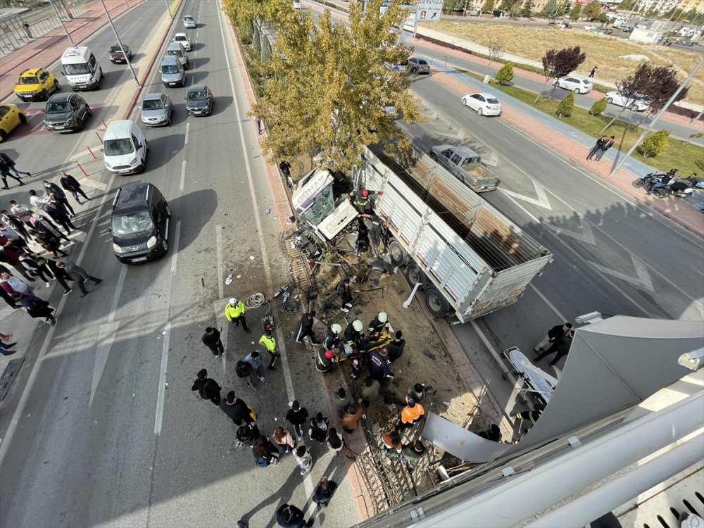 Konya'da Kontrolden Çıkan Tır Üst Geçide Çarptı