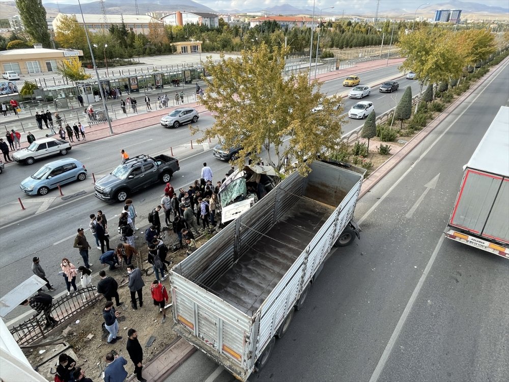 Konya'da Kontrolden Çıkan Tır Üst Geçide Çarptı