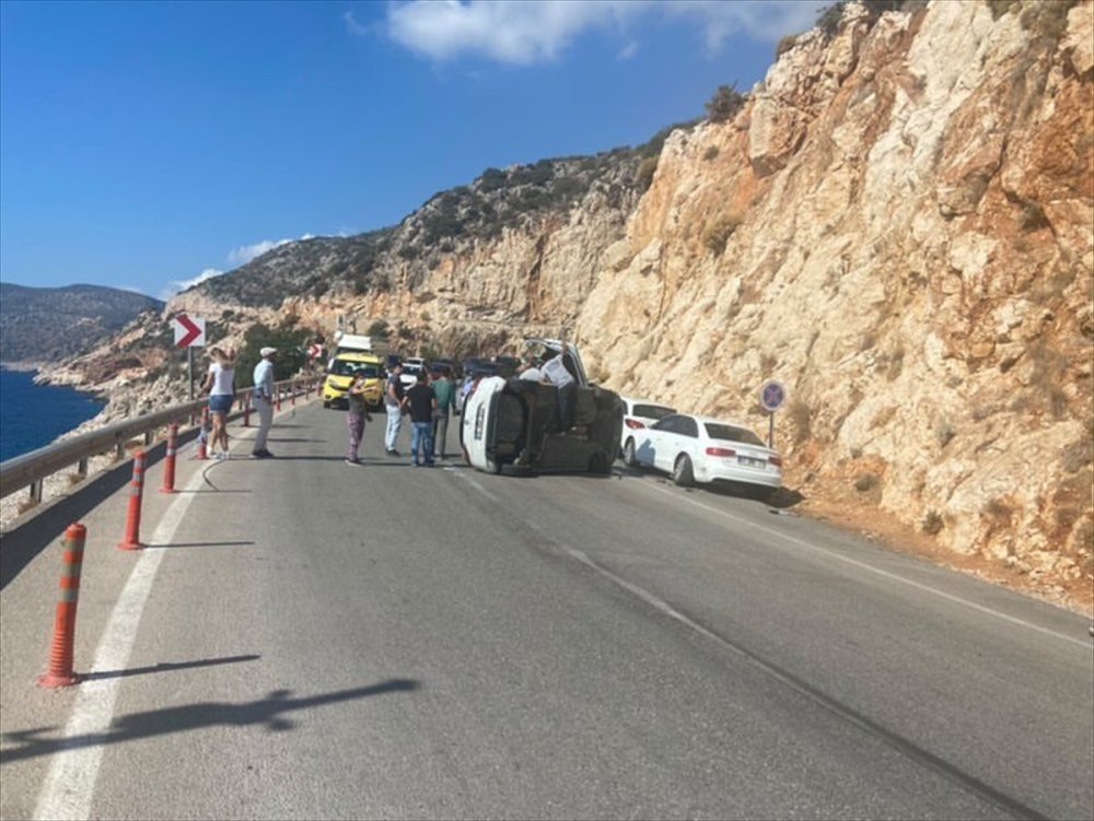 Kaş'ta Devrilen Otomobilin Sürücüsü Kazadan Yara Almadan Kurtuldu