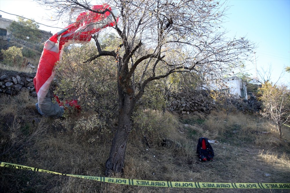 Kayseri'de Ağaca Düşen Yamaç Paraşütçüsü Yaralandı