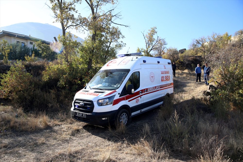 Kayseri'de Ağaca Düşen Yamaç Paraşütçüsü Yaralandı