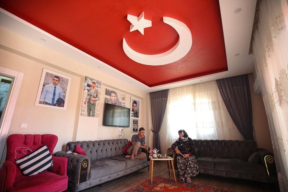 Şehit Ailesi, Evini Oğullarının Hatırası Eşya Ve Fotoğraflarla Donattı