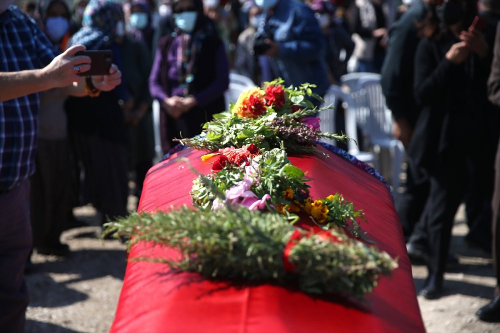 Sanatçı Musa Eroğlu'nun Eşinin Cenazesi Mut'ta Defnedildi
