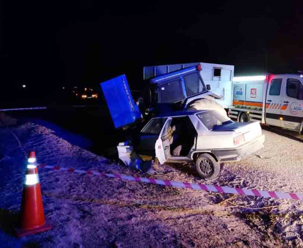 Aksaray'da Traktöre Çarpan Otomobilin Sürücüsü Öldü