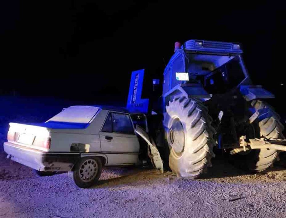 Aksaray'da Traktöre Çarpan Otomobilin Sürücüsü Öldü