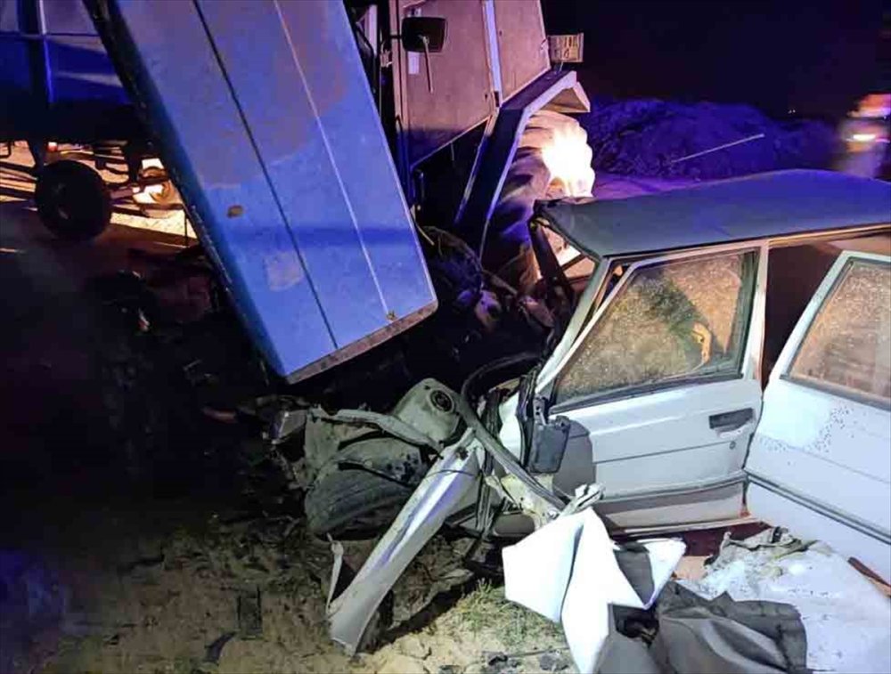 Aksaray'da Traktöre Çarpan Otomobilin Sürücüsü Öldü
