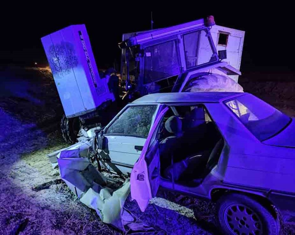 Aksaray'da Traktöre Çarpan Otomobilin Sürücüsü Öldü