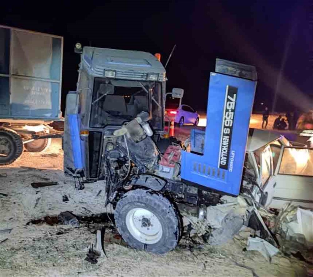 Aksaray'da Traktöre Çarpan Otomobilin Sürücüsü Öldü