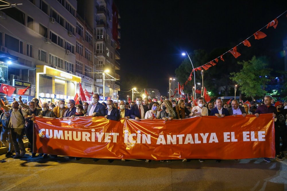 Antalya'da Cumhuriyet'in 98. Yıl Dönümü Fener Alayıyla Kutlandı