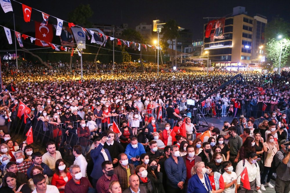 Antalya'da Cumhuriyet'in 98. Yıl Dönümü Fener Alayıyla Kutlandı