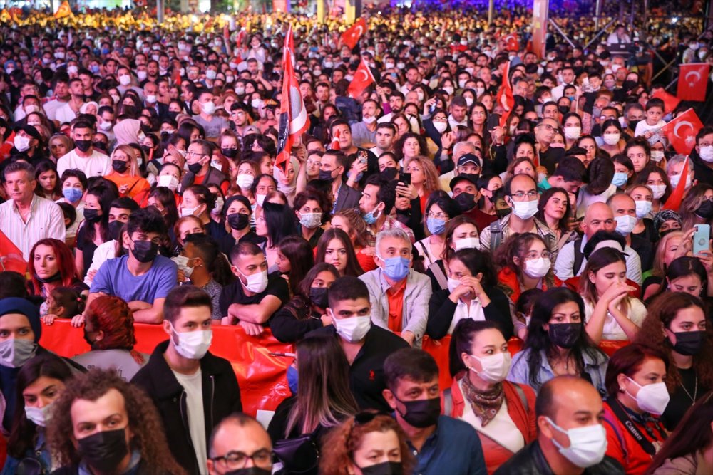 Antalya'da Cumhuriyet'in 98. Yıl Dönümü Fener Alayıyla Kutlandı