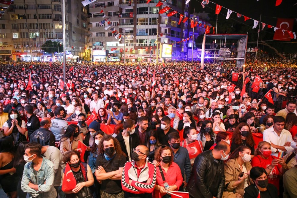 Antalya'da Cumhuriyet'in 98. Yıl Dönümü Fener Alayıyla Kutlandı