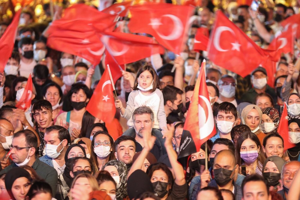 Antalya'da Cumhuriyet'in 98. Yıl Dönümü Fener Alayıyla Kutlandı