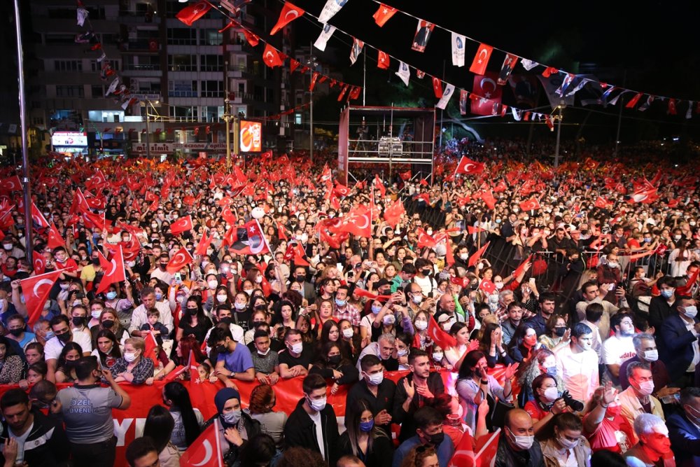 Antalya'da Cumhuriyet'in 98. Yıl Dönümü Fener Alayıyla Kutlandı