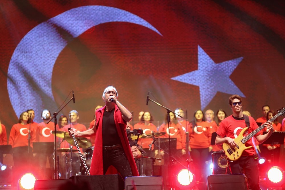 Antalya'da Cumhuriyet'in 98. Yıl Dönümü Fener Alayıyla Kutlandı