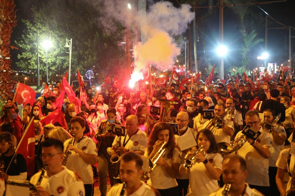 Antalya'da Cumhuriyet'in 98. Yıl Dönümü Fener Alayıyla Kutlandı