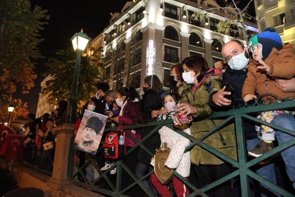 Eskişehir'de Porsuk Çayı'nda Botlarla Fener Alayı Yapıldı