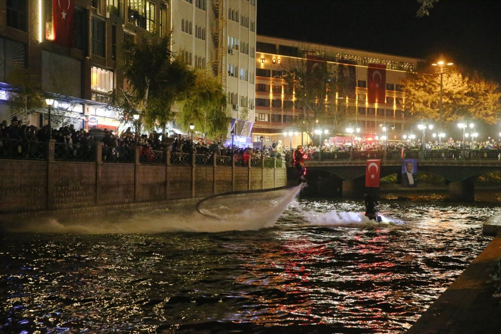 Eskişehir'de Porsuk Çayı'nda Botlarla Fener Alayı Yapıldı