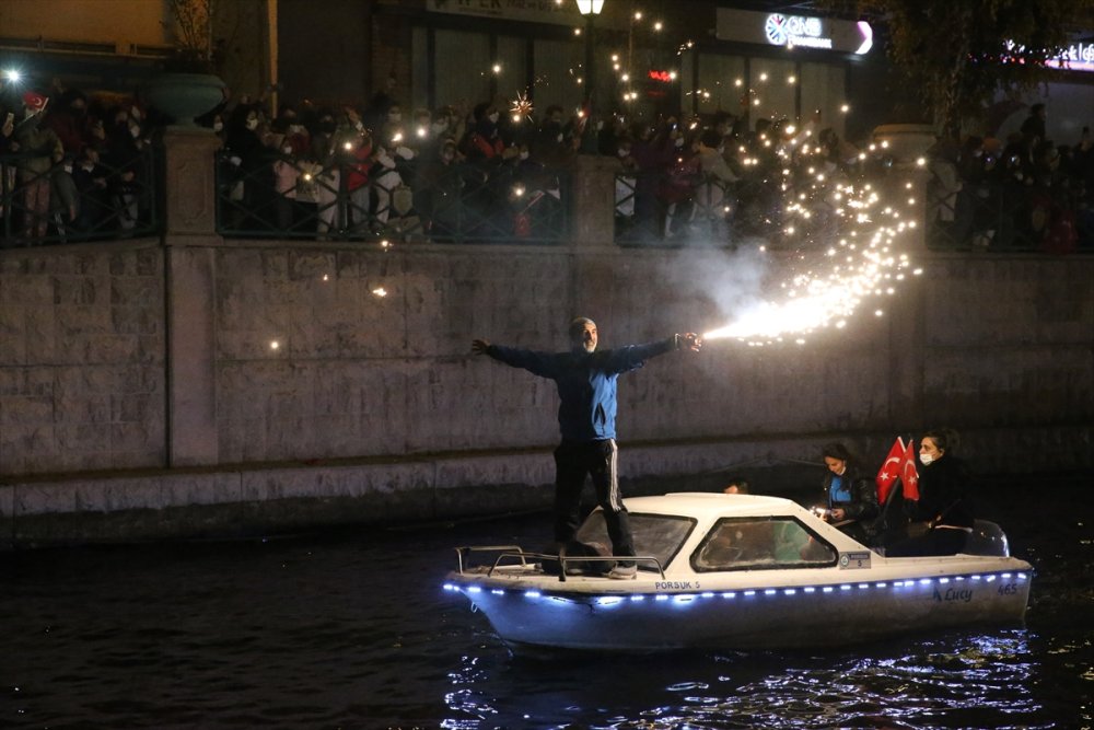 Eskişehir'de Porsuk Çayı'nda Botlarla Fener Alayı Yapıldı