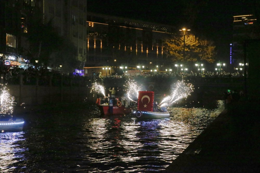 Eskişehir'de Porsuk Çayı'nda Botlarla Fener Alayı Yapıldı