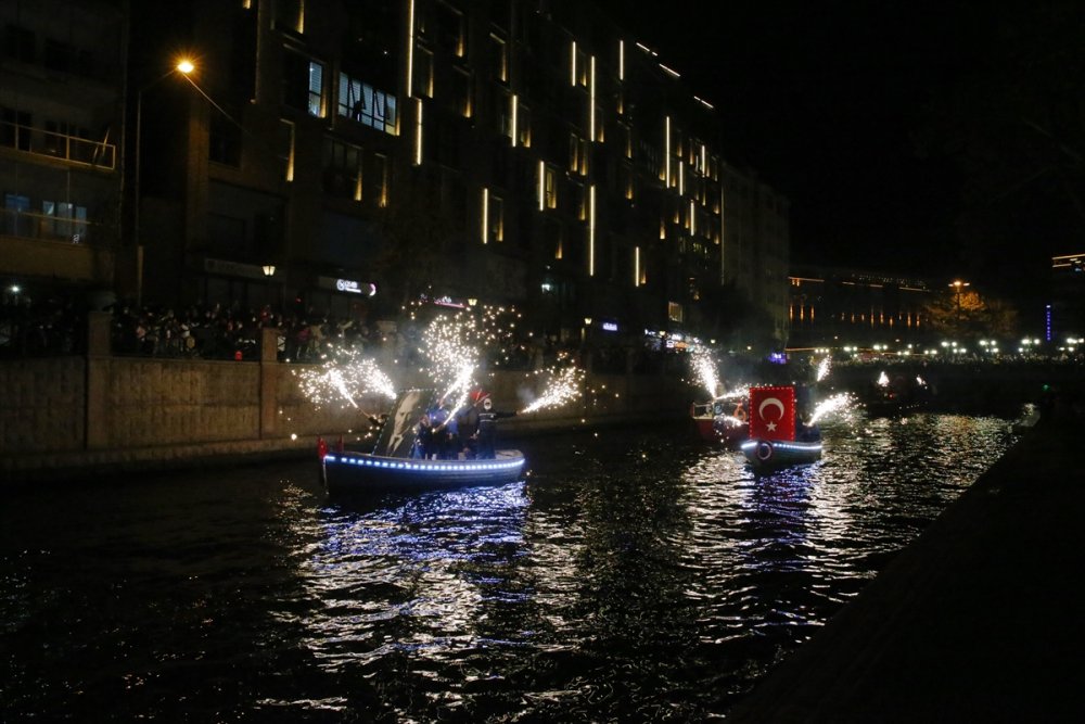 Eskişehir'de Porsuk Çayı'nda Botlarla Fener Alayı Yapıldı