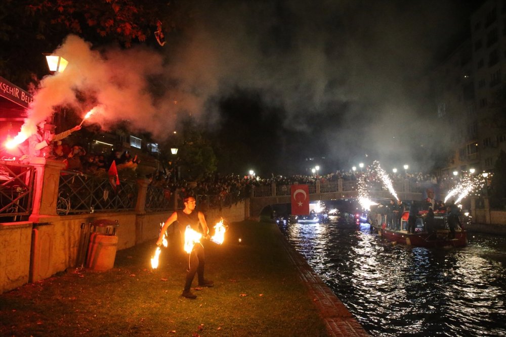 Eskişehir'de Porsuk Çayı'nda Botlarla Fener Alayı Yapıldı