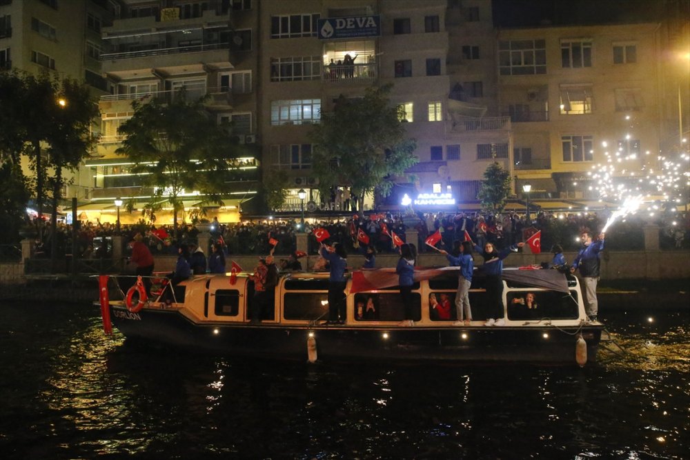 Eskişehir'de Porsuk Çayı'nda Botlarla Fener Alayı Yapıldı
