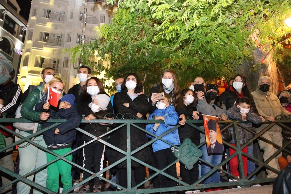 Eskişehir'de Porsuk Çayı'nda Botlarla Fener Alayı Yapıldı